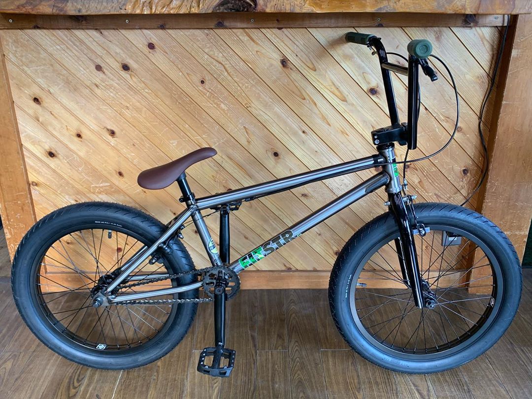 FITBIKECO. STR

税抜¥60,000

トップチューブ20.75"で人気の長さです！
フレームカラーはRAWクリアーで溶接の焼けたあとがプロトタイプっぽくてカッコいいですね〜(^ ^) 今日も一日頑張っていきましょ！